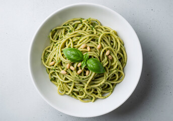 ナチュラルで彩り豊かなヘルシーパスタ料理の美しい盛り付けイメージ