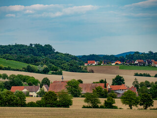 Obraz premium Landwirtschaftliche Gebäude neben einem Stoppelfeld