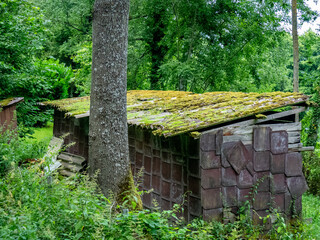 Alte Hütte mit stark bemoostem Dach