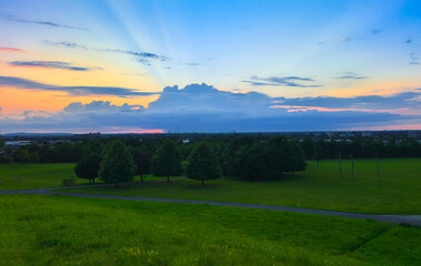 Der Kronsberg in Hannover ist ein beliebter Ort, um Sonnenuntergänge zu beobachten, besonders von...