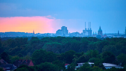 Der Kronsberg in Hannover ist ein beliebter Ort, um Sonnenuntergänge zu beobachten, besonders von...
