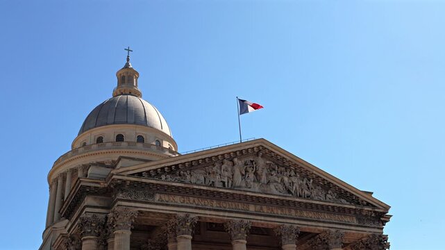 Le panth&eacute;on &agrave; Paris, symbole de la France, avec un drapeau flottant bleu, blanc et rouge.