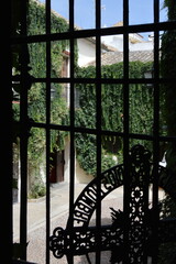 Patio con arbustos detrás de una reja