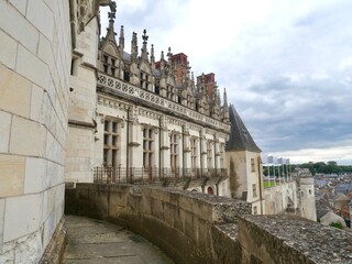 Vue depuis les remparts sur la façade gothique du Château d'Amboise, Val de Loire.