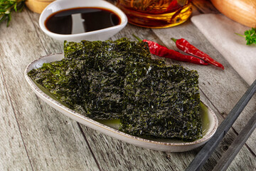 Seaweed roasted nori chips heap