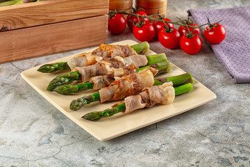 Boiled asparagus with roasted bacon