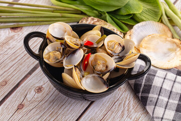 Boiled fresh clams with lemongrass