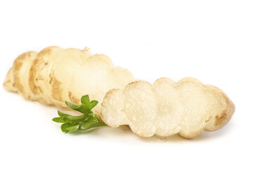 Fresh bullockweed stonewort meal presented with sliced portions and a green garnish