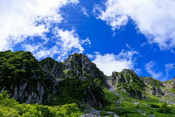 夏の南アルプス宝剣岳の岩山と蒼い空