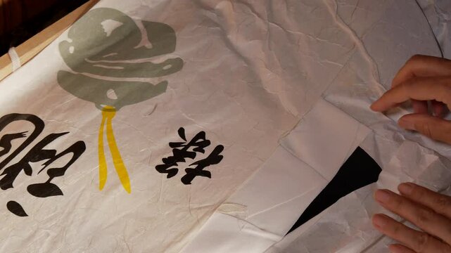 破れたたとう紙に包まれた古い着物　遺品整理イメージ　2カット