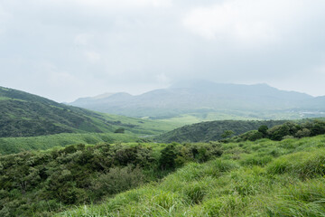 Obraz premium 草千里ヶ浜の丘から見た夏の阿蘇山
