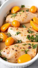 This delicious chicken breast recipe is prepared by baking, with sweet and fresh persimmon pieces as a complement 