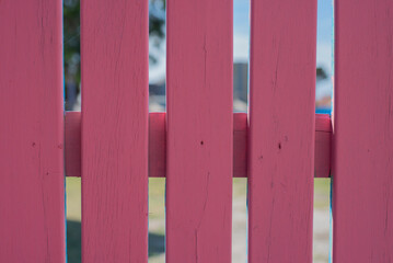 Cerca de madera color rosa
