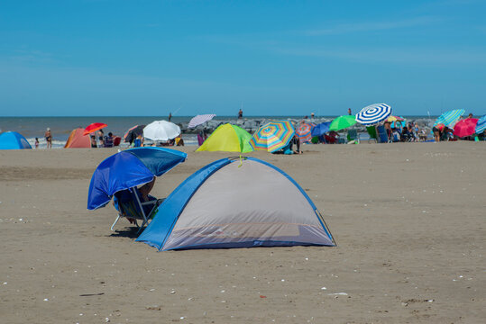 Playa Argentina con turistas, sombrillas y carpas