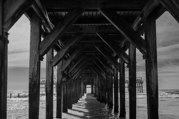 muelle de madera en blanco y negro