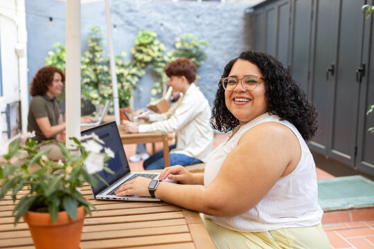 Summer coworking session at an outdoor office setting