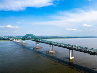 Obraz premium Aerial photo of Pont Laviolette bridge under clear blue sky on sunny day.