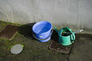 壁際のバケツと如雨露