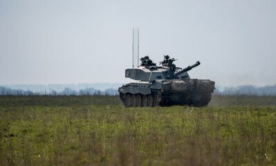 Fototapeta premium commander and gunner directing a Challenger II 2 FV4034 main battle tank on a military exercise 