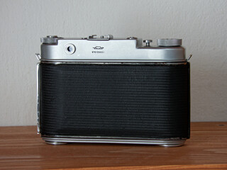 Iskra-1 vintage 6×6 medium format folding camera on wooden table.