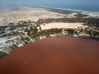 Lac de Dakar avec culture de sel en premier plan - Vue aérienne drone 