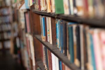 ずらりと並んだ古い本棚