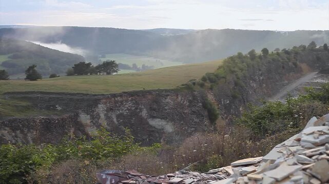 Altm&uuml;hltal Landschaft Wanderweg Steinbruch nach Regen Sonne Nebel Ausblick