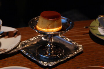 シルバー皿に映える滑らかプリンのクローズアップ