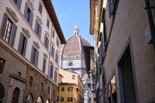 Fototapeta Perspective view of Brunelleschi dome through traditional Italian street with old houses Florence
