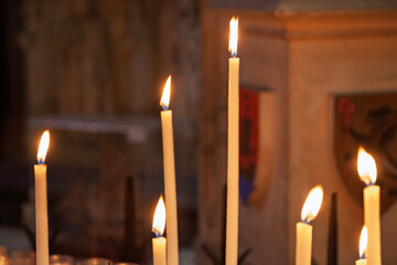 Opferkerzen in einer Kirche