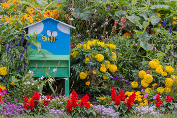 Buntes Blumenbeet mit Bienenstock, Bretagne