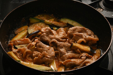 ナスとキュウリと豚肉のピリ辛味噌炒めの料理シーン
