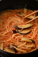 調理中の茄子とツナのトマトソースパスタ