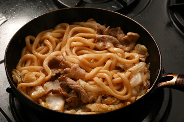 調理中の焼きうどん