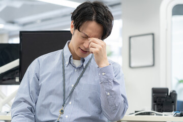 オフィスで仕事をする若い男性エンジニア