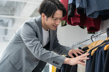 ショッピングをする若い男性