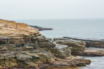海に突き出た層状の奇岩が印象的な岬