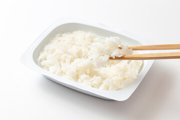 パックライスを食べる手元