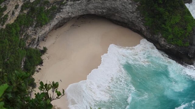 The beauty of the beaches in Nusa Penida, quiet and natural with white sand and steep cliffs