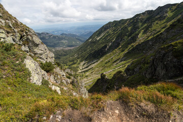 Piękne widoki na Przełęcz pod Kopą Kondracką z czerwonego szlaku górskiego między Kasprowym Wierchem a halą Kondratową.