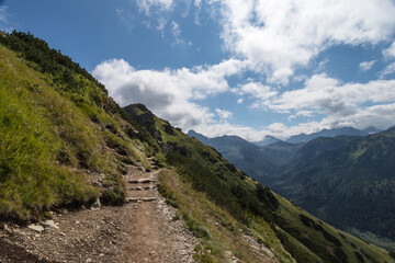 Piękne widoki z czerwonego szlaku górskiego między Kasprowym Wierchem a halą Kondratową.