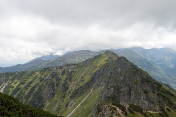 Piękne widoki na Kasprowy Wierch z czerwonego szlaku górskiego między Kasprowym Wierchem a halą Kondratową.