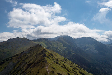 Piękne widoki na Kasprowy Wierch z czerwonego szlaku g&oacute;rskiego między Kasprowym Wierchem a halą Kondratową.