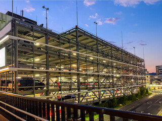 夕暮れの空と立体駐車場の明かり