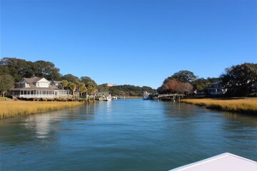 Fototapeta premium Picturesque waterway lined with homes and docks under a clear sky