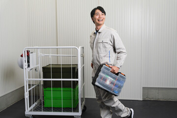 作業用着を着た若い男性　建設イメージ