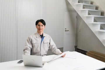 作業用着を着た若い男性　建設イメージ