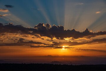 Sol tras las nubes en el amanecer