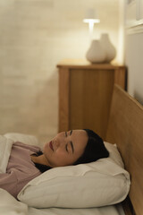 ベッドで眠る若い女性　ライフスタイルイメージ