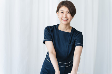 セラピストにマッサージを受ける若い女性　ビューティイメージ